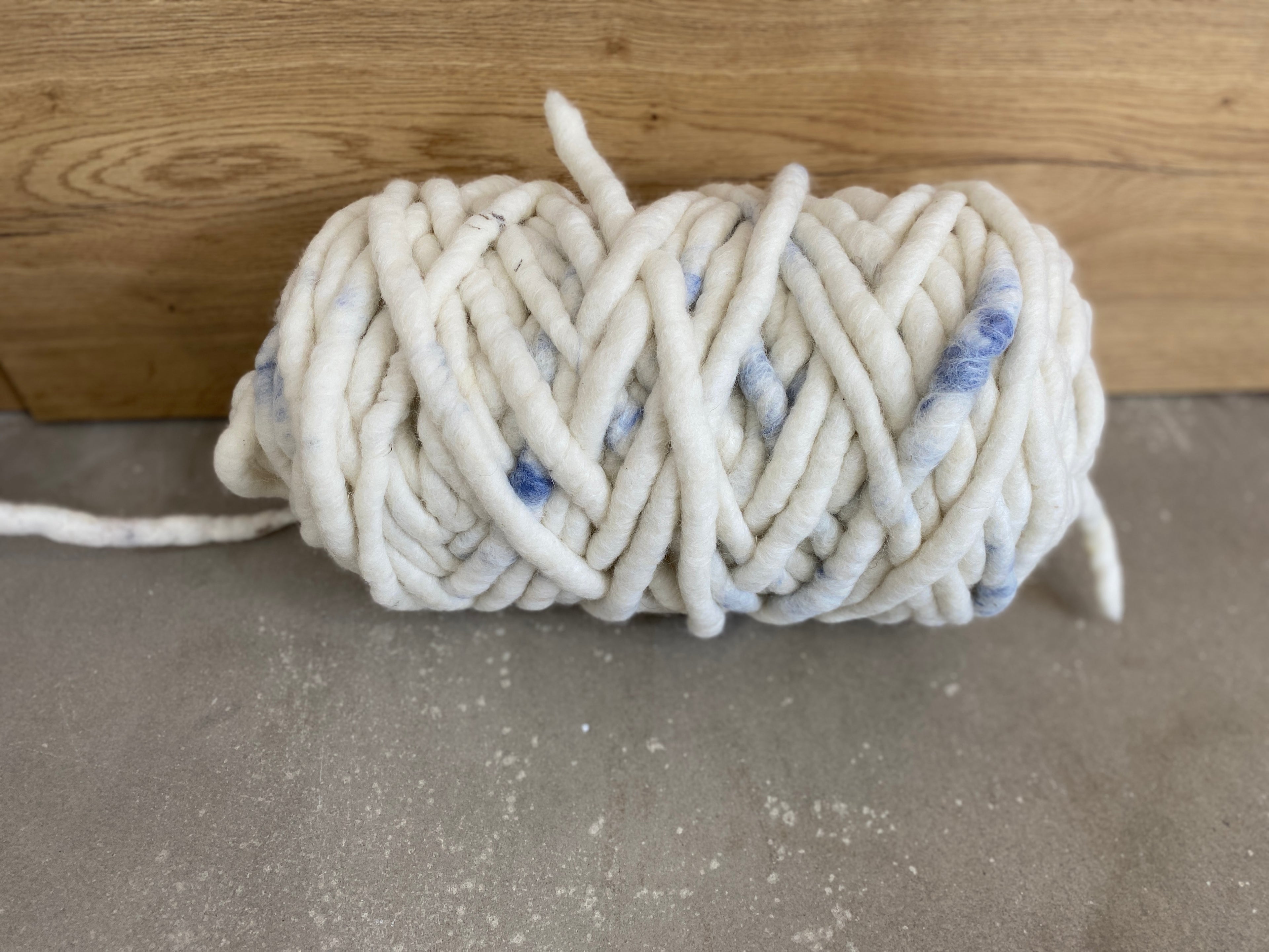 Weißes Garn mit Jeansblau, dick, gefilzt