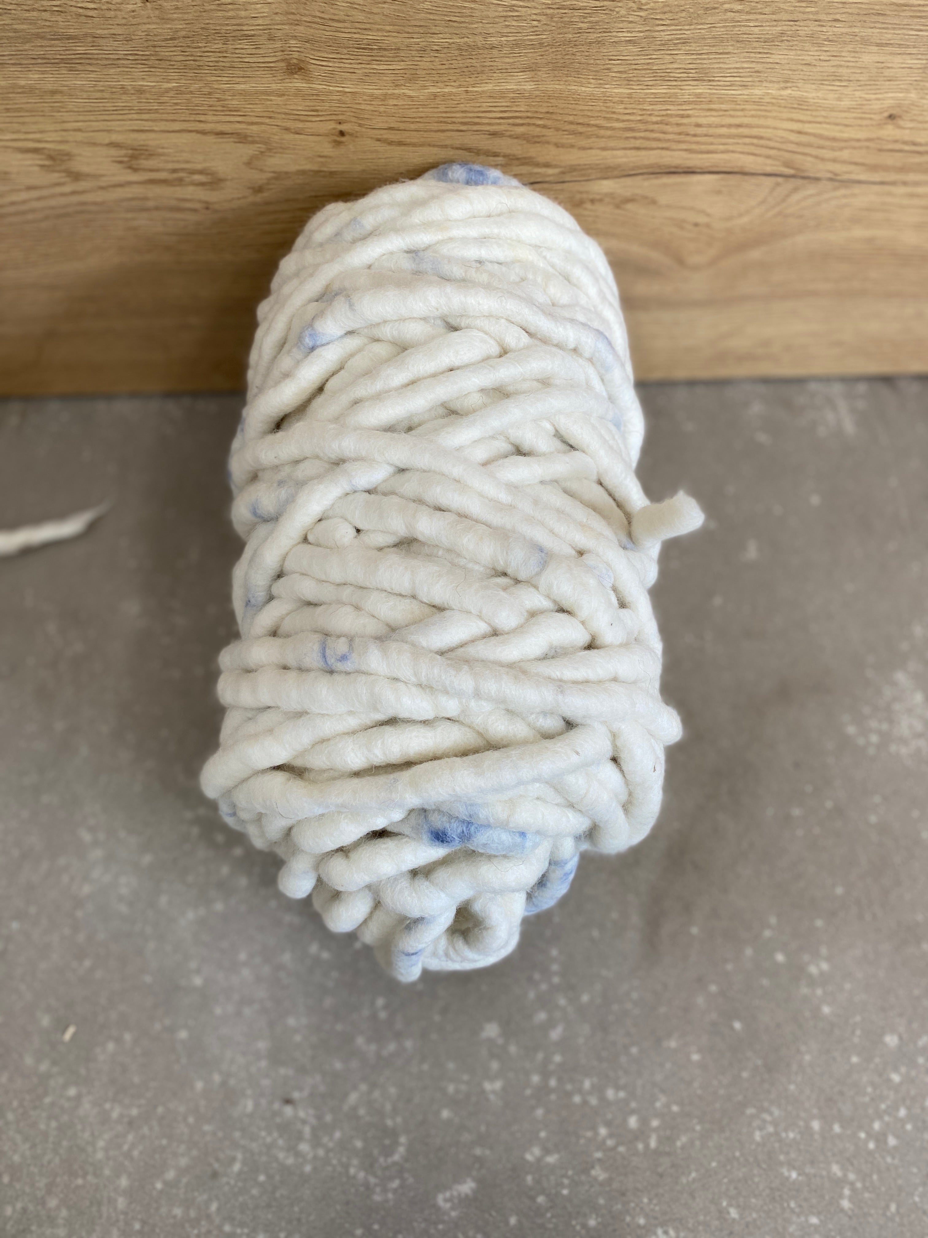 Weißes Garn mit Jeansblau, dick, gefilzt