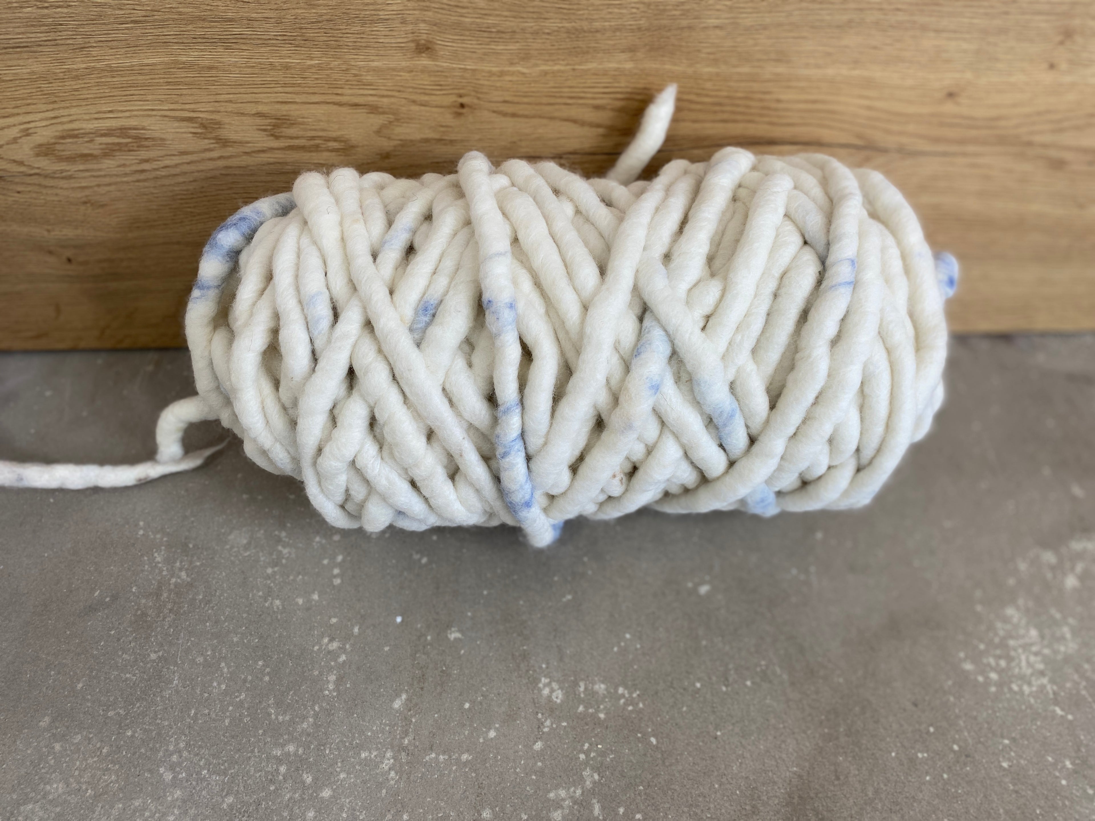 Weißes Garn mit Jeansblau, dick, gefilzt