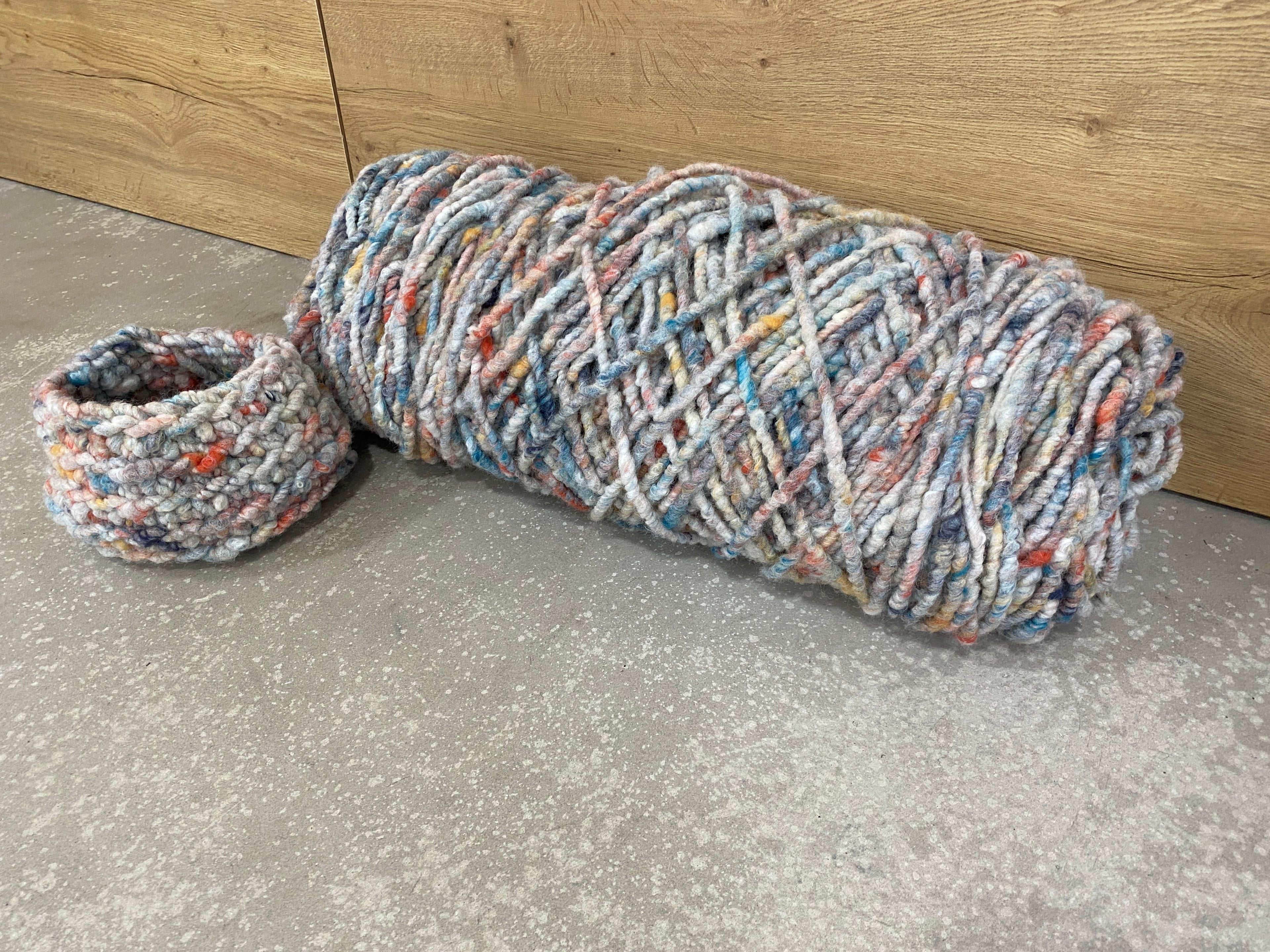 Bunt meliert, dünn, ungefilzt