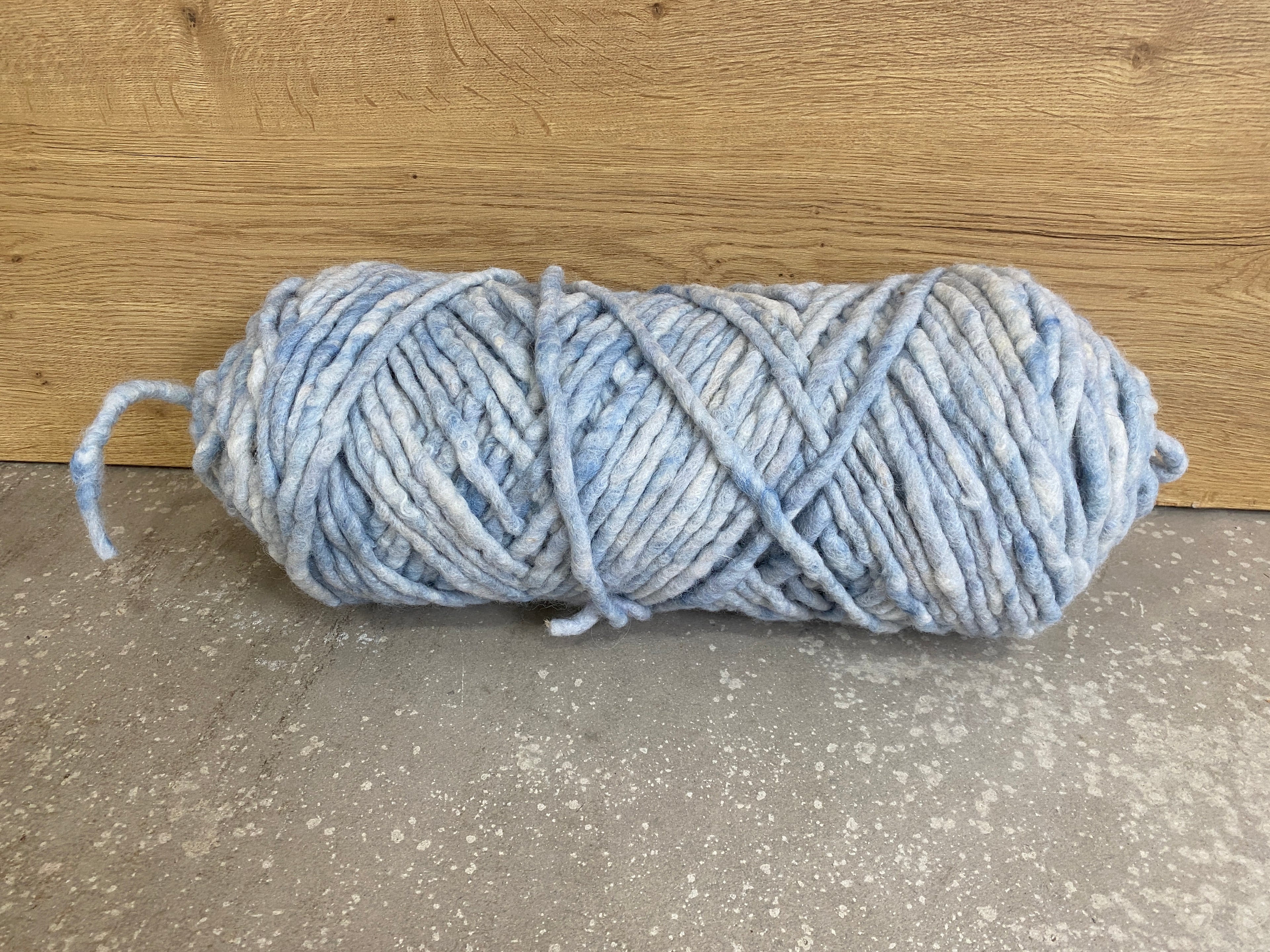 Himmelblau meliert, dünn, gefilzt