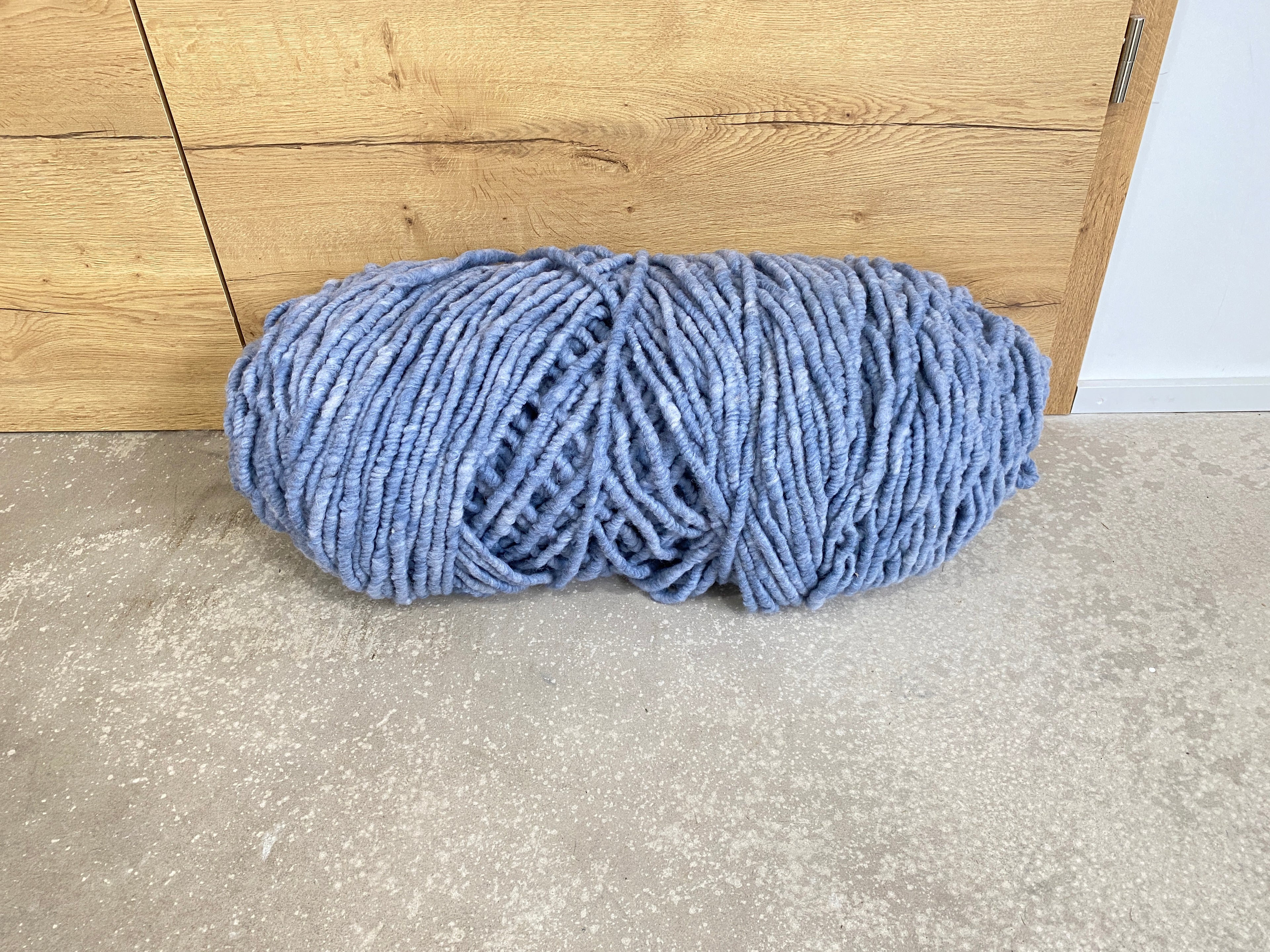 Rauchblau meliert, dünn, ungefilzt