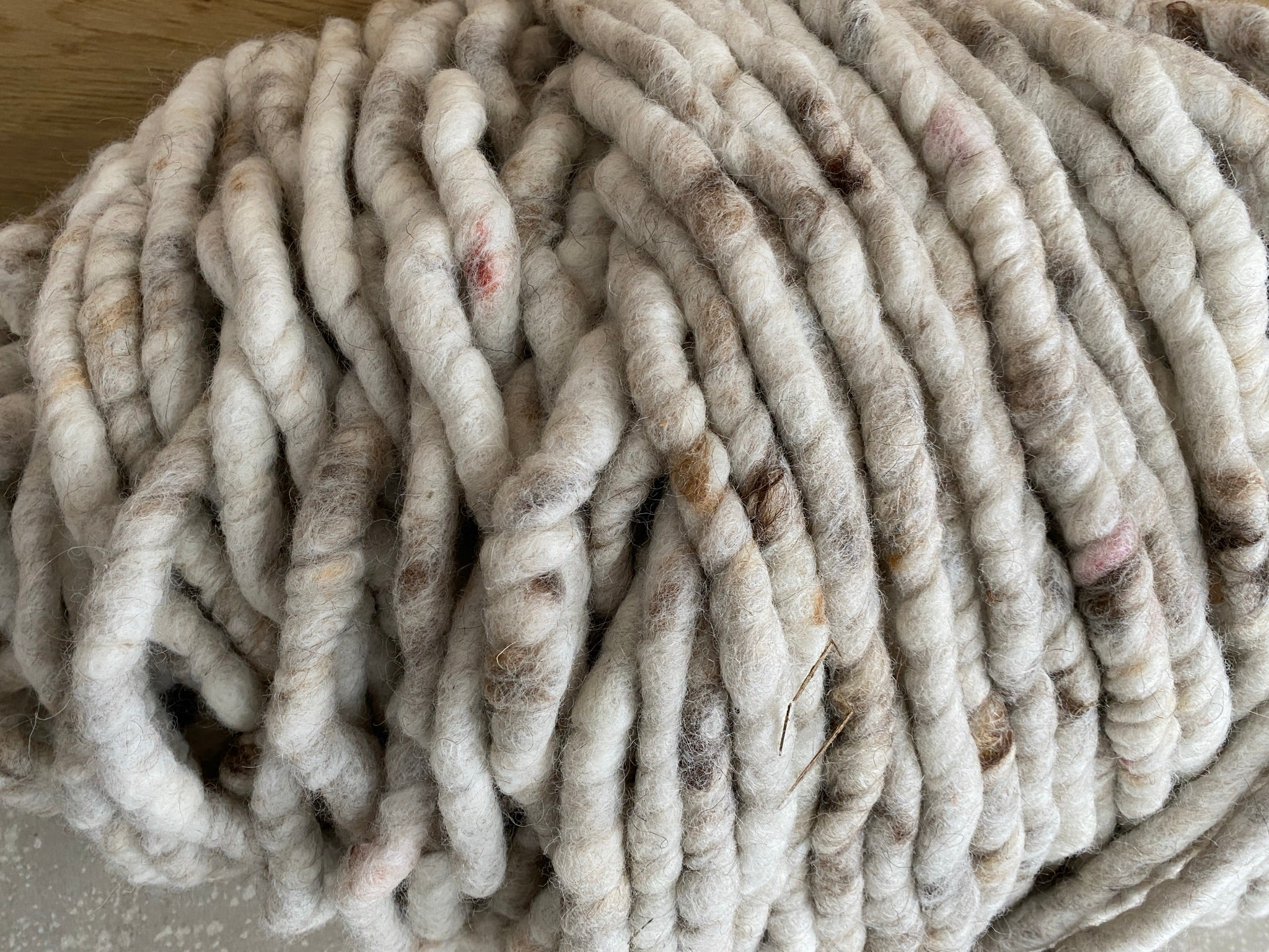 Braun meliert dick gefilzt