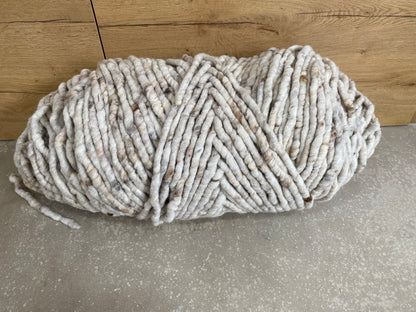 Braun meliert dick gefilzt