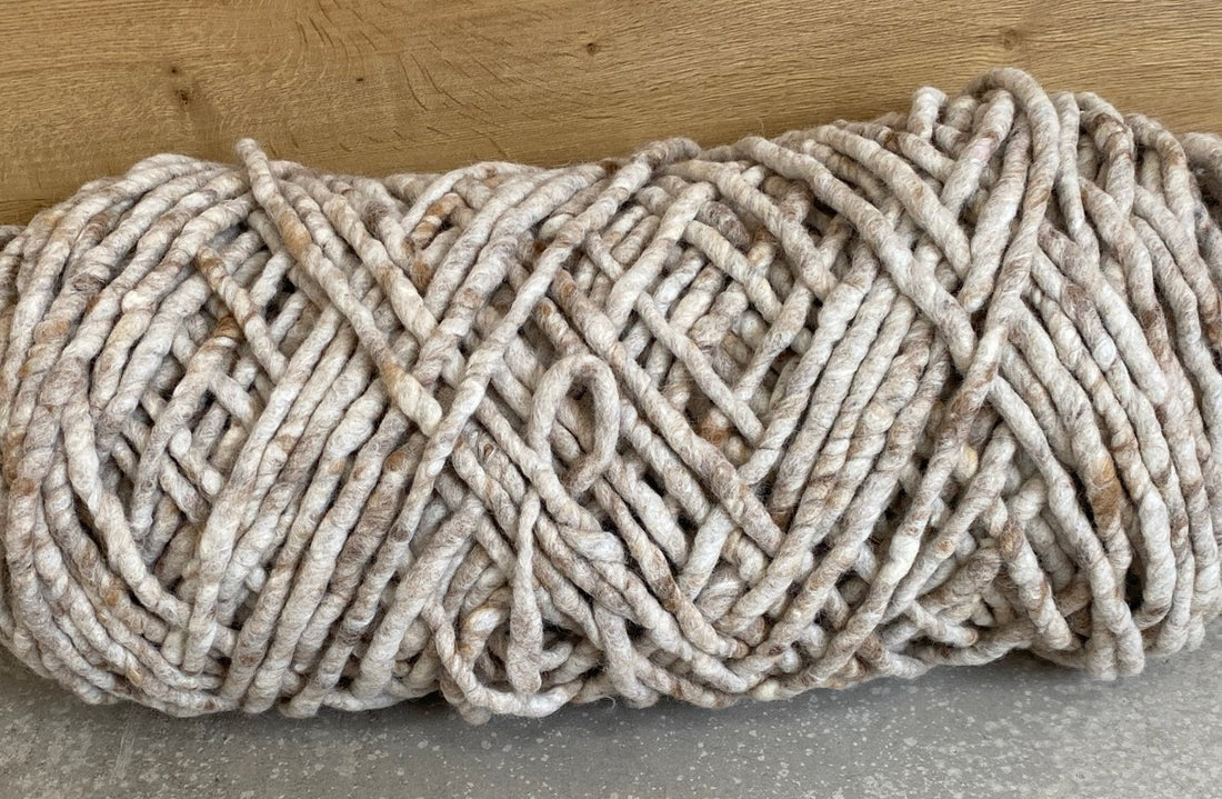 Haselnussbraun meliert, dick, gefilzt  0,5 kg Spule