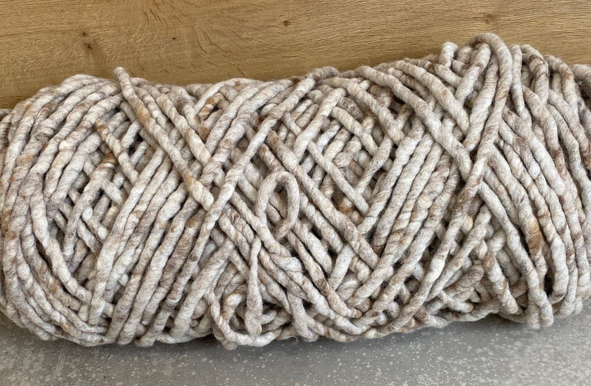 Haselnussbraun meliert, dick, gefilzt  0,5 kg Spule