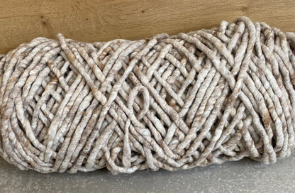 Haselnussbraun meliert, dick, gefilzt  0,5 kg Spule