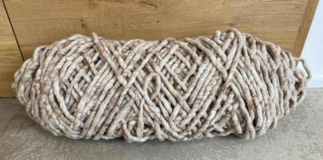 Haselnussbraun meliert, dick, gefilzt  0,5 kg Spule