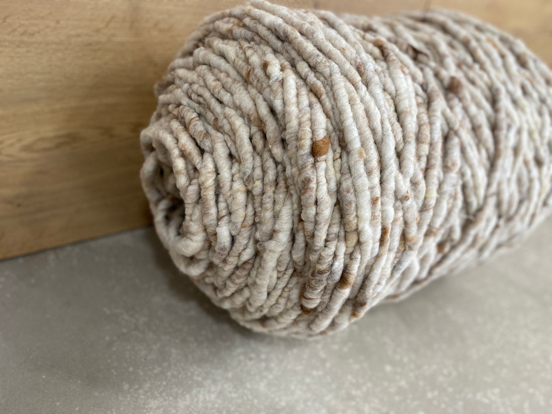 Haselnussbraun-weiß meliert, dick, ungefilzt