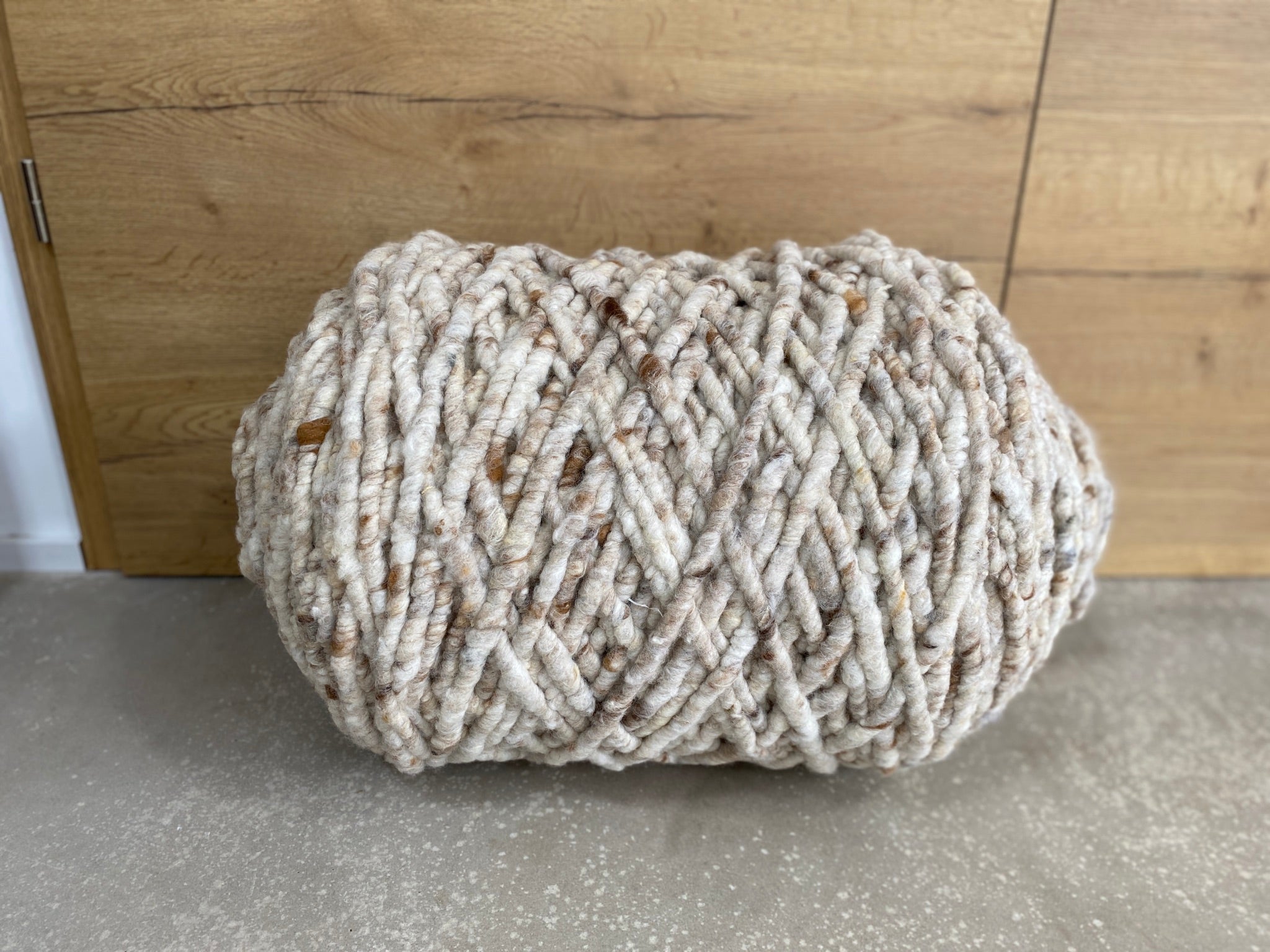 Haselnussbraun-weiß meliert, dick, ungefilzt