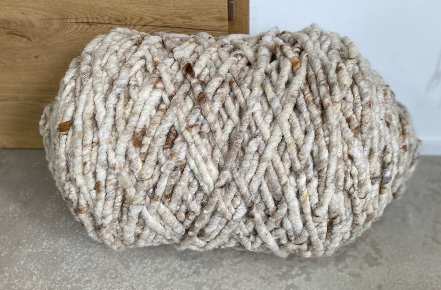 Haselnussbraun-weiß meliert, dick, ungefilzt