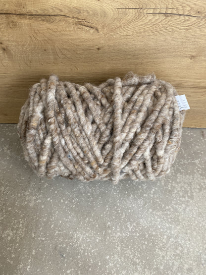 Dunkelbraun-weiß meliert, dick, ungefilzt