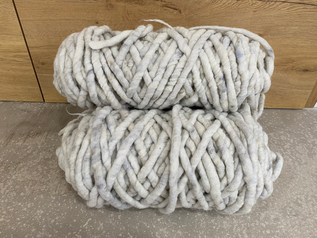 Hellgrau, dick, gefilzt