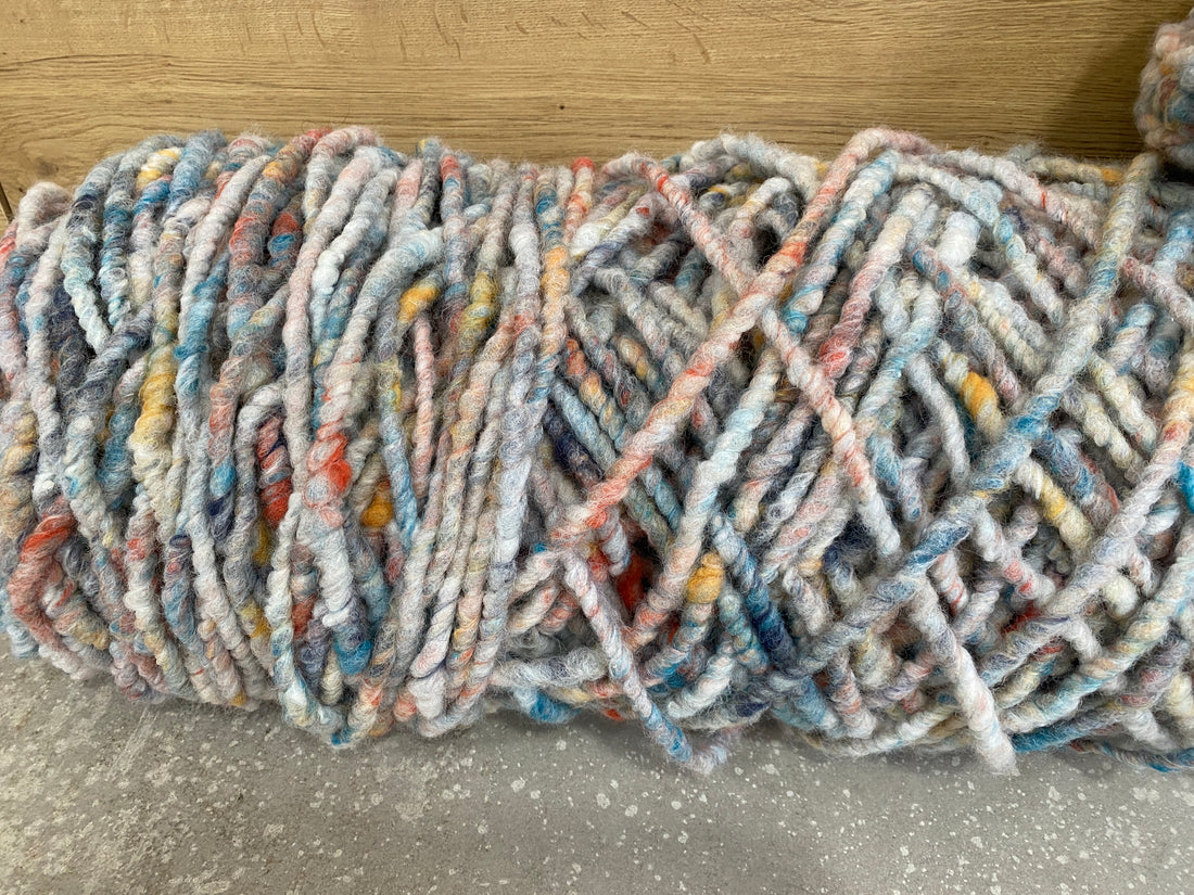 Bunt meliert, dünn, ungefilzt