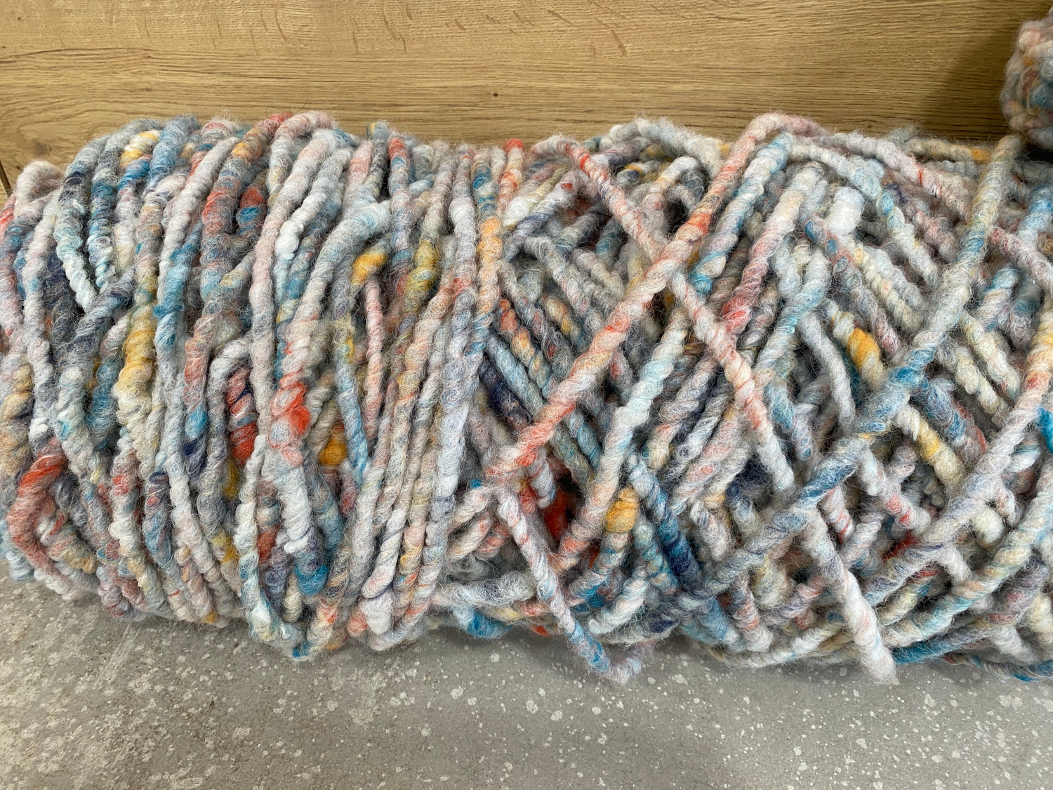 Bunt meliert, dünn, ungefilzt