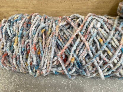 Bunt meliert, dünn, ungefilzt