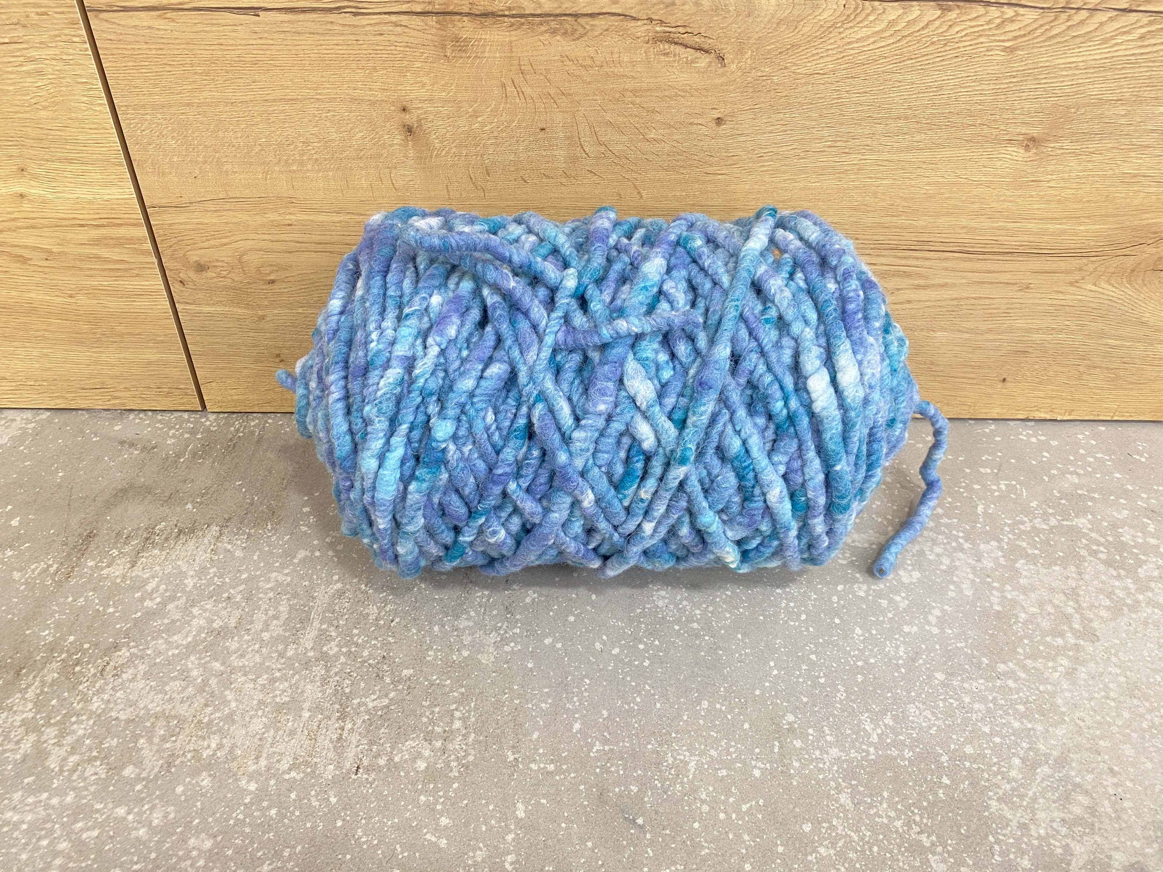 Weiß-blau, dünn, gefilzt