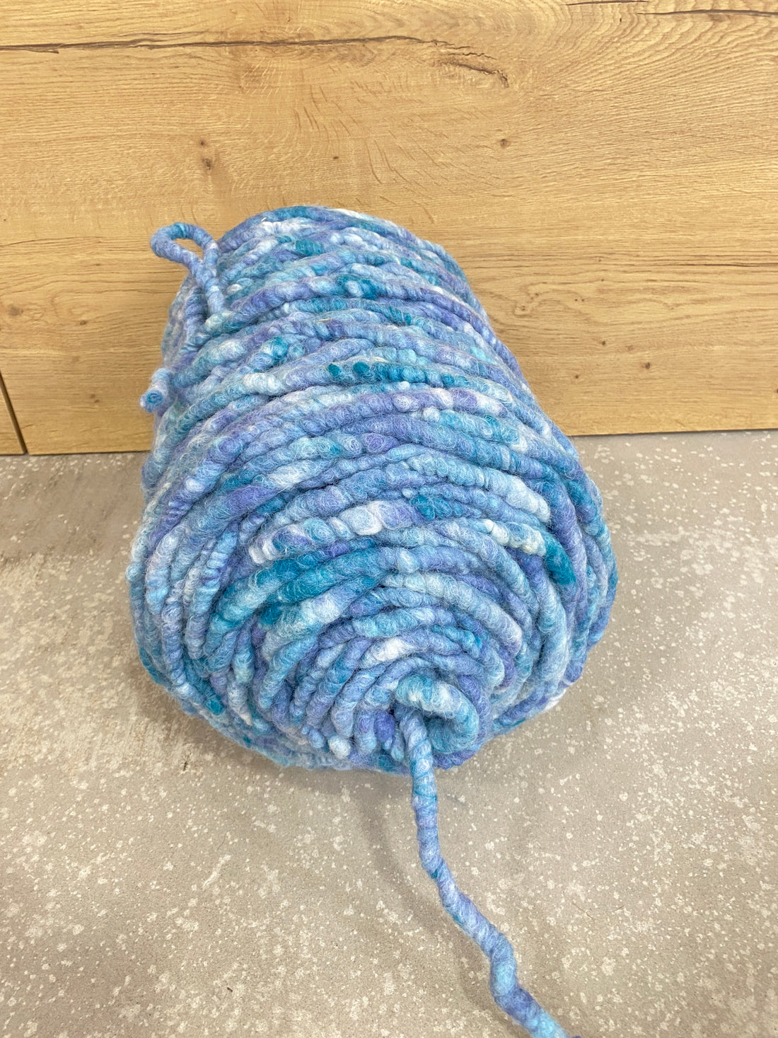 Weiß-blau, dünn, gefilzt