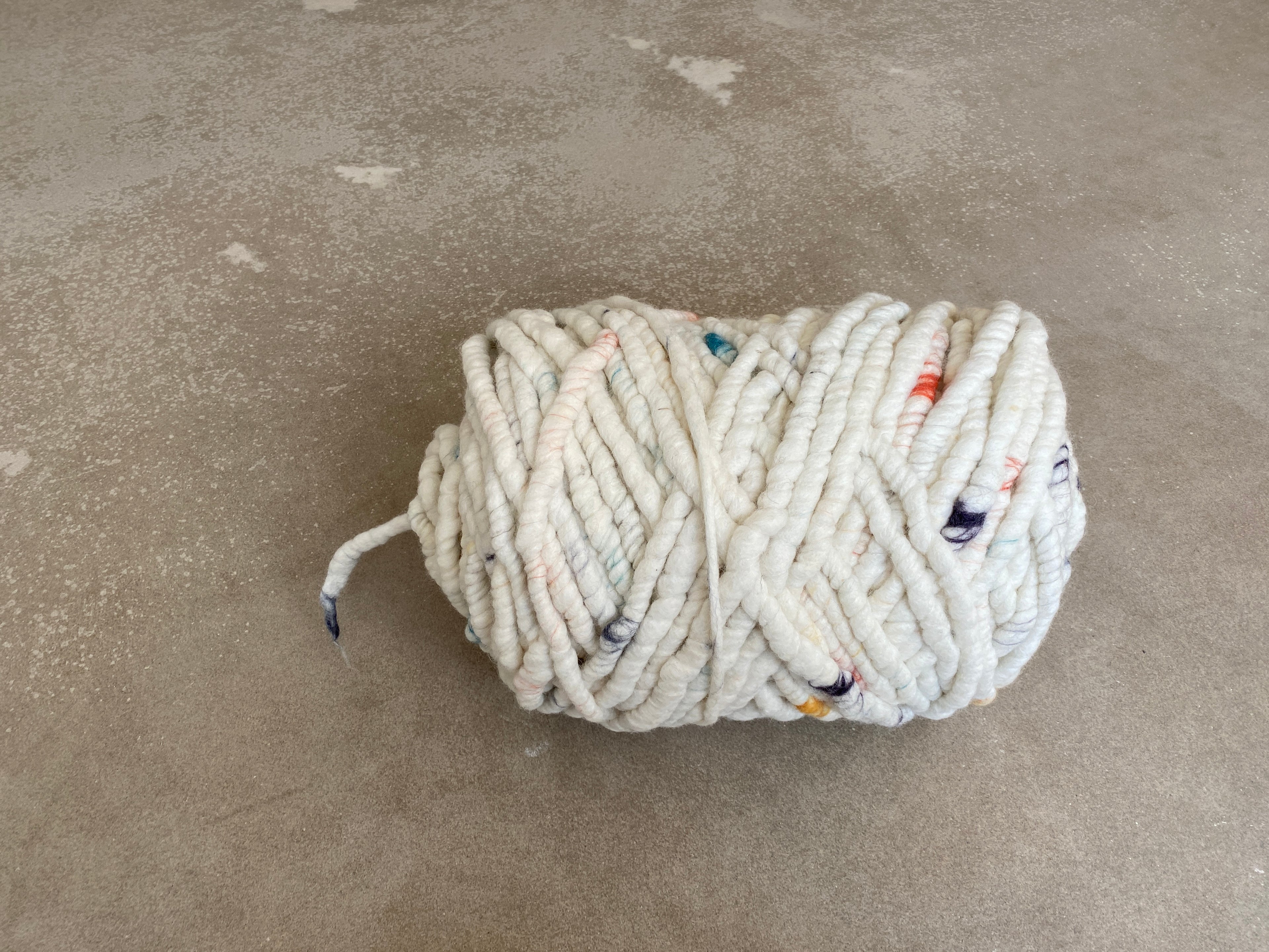 Weiß mit bunten Highlights, dick, gefilzt 3,3kg