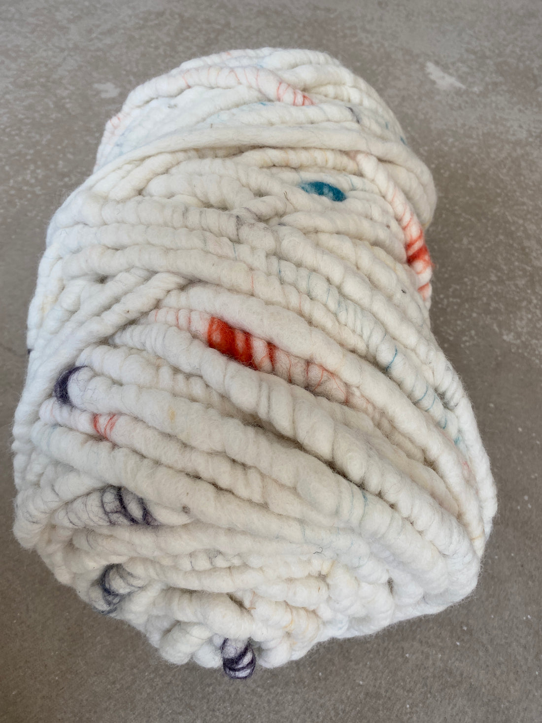 Weiß mit bunten Highlights, dick, gefilzt 3,3kg
