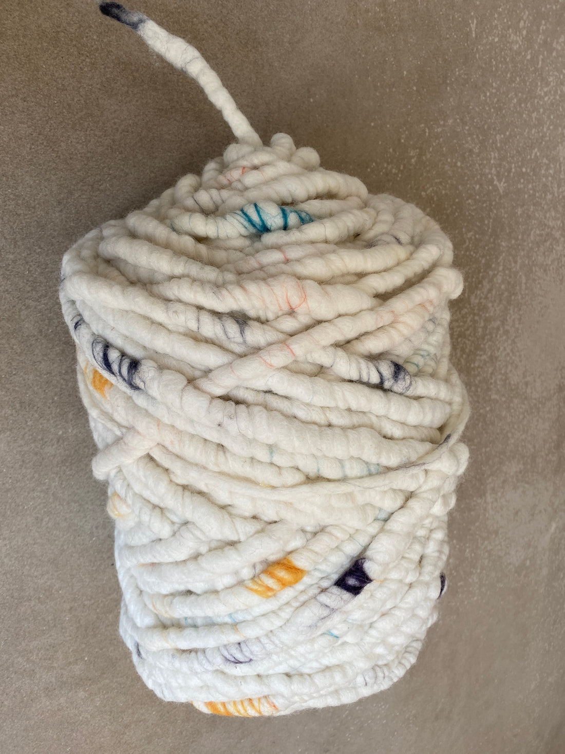 Weiß mit bunten Highlights, dick, gefilzt 3,3kg