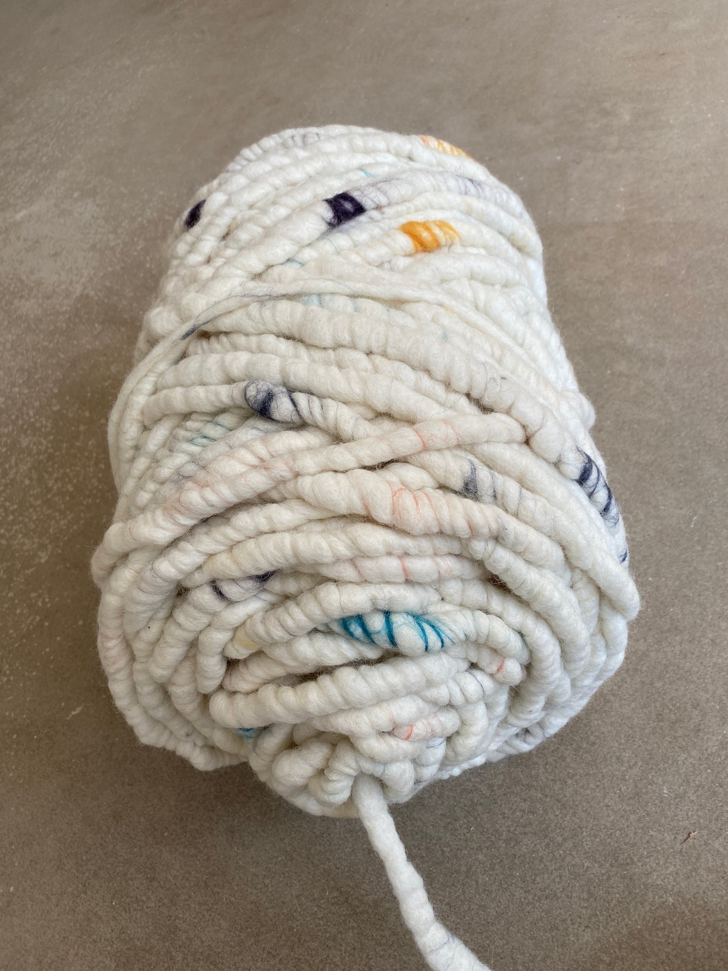 Weiß mit bunten Highlights, dick, gefilzt 3,3kg