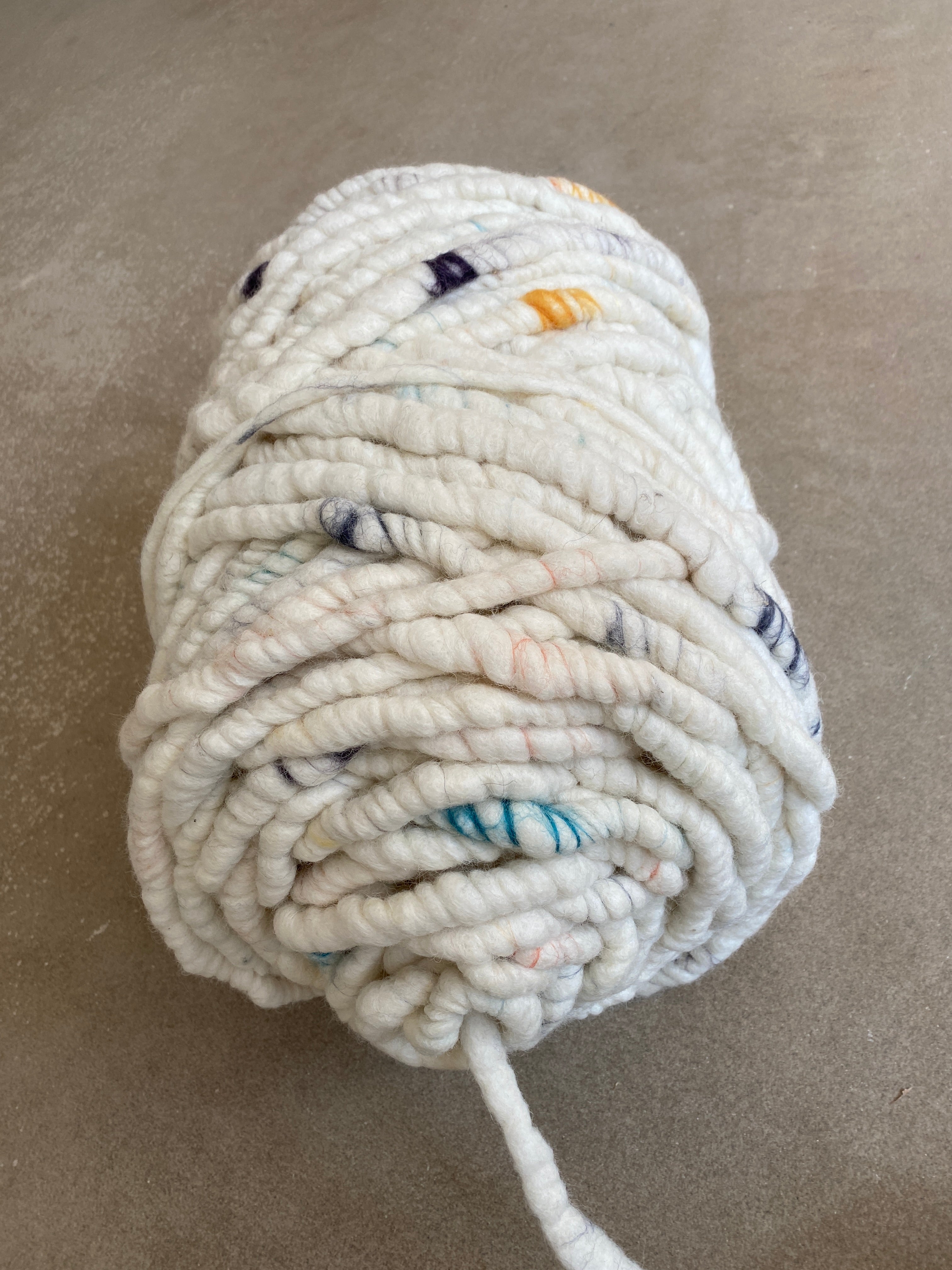 Weiß mit bunten Highlights, dick, gefilzt 3,3kg