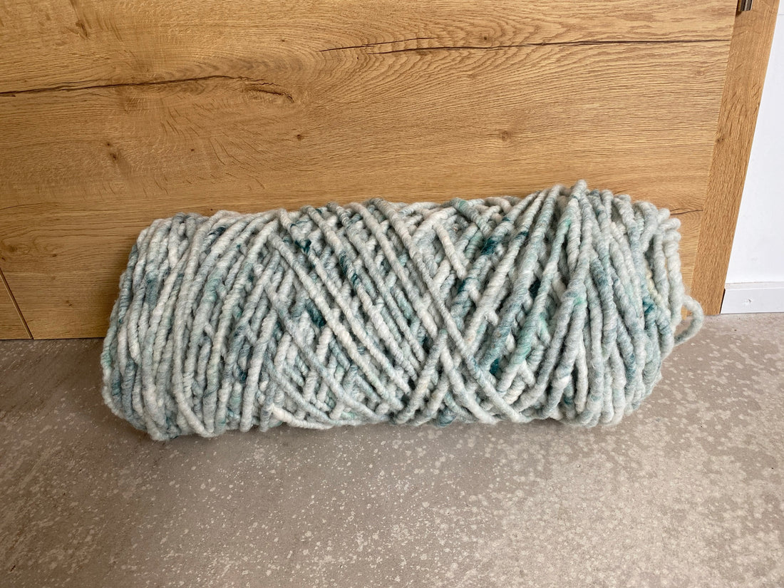 Grün-weiß meliert, dünn, ungefilzt  0,5kg Spule