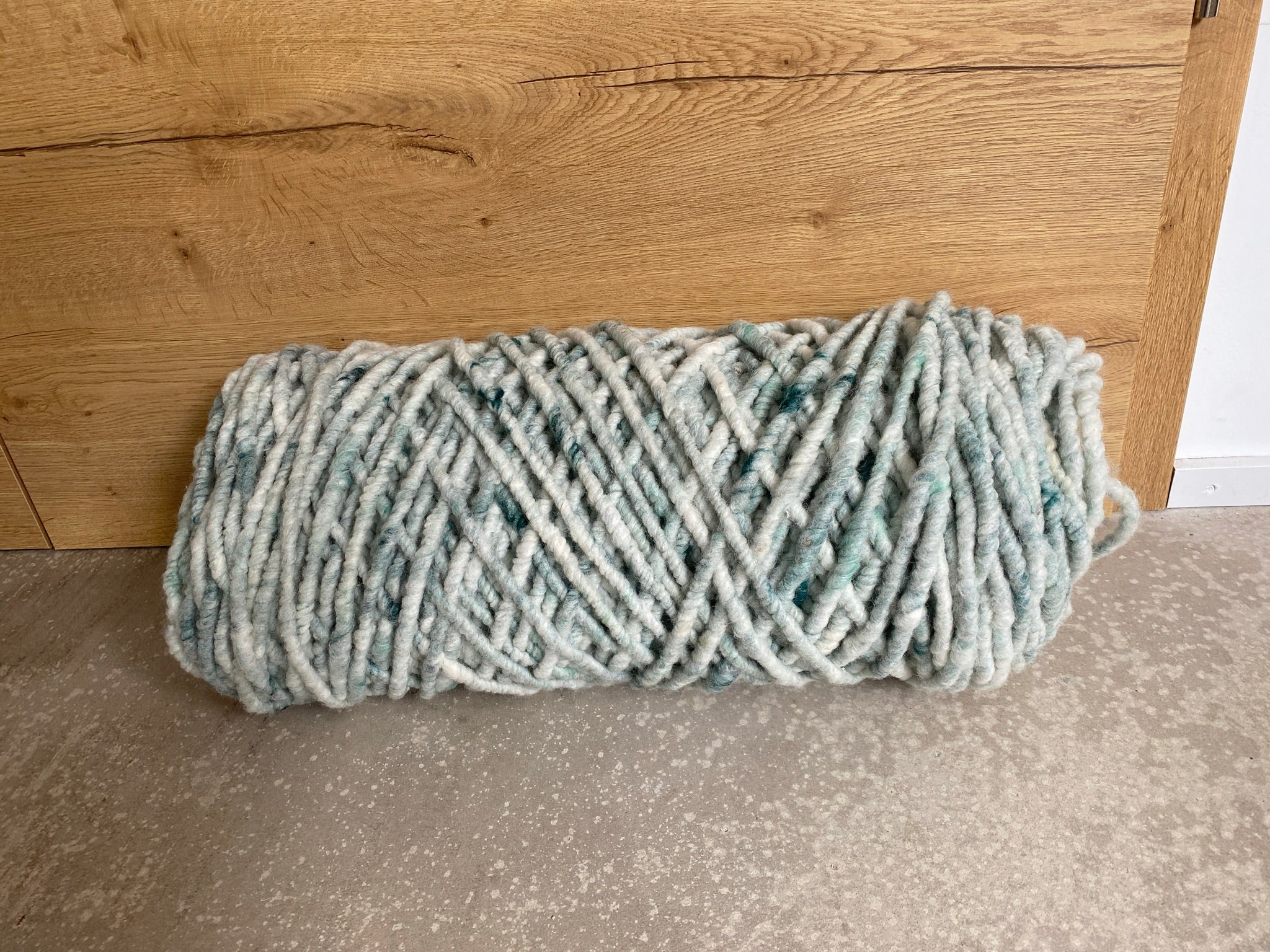 Grün-weiß meliert, dünn, ungefilzt  0,5kg Spule