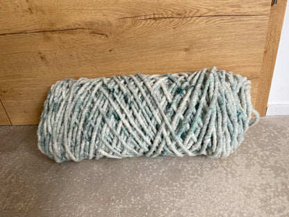 Grün-weiß meliert, dünn, ungefilzt  0,5kg Spule