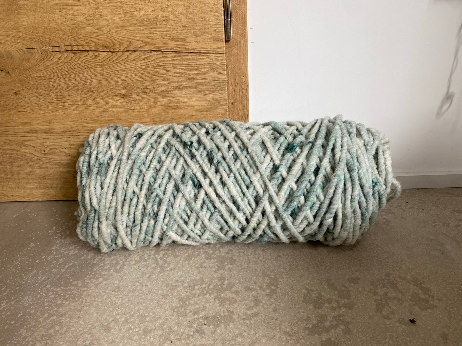 Grün-weiß meliert, dünn, ungefilzt  0,5kg Spule