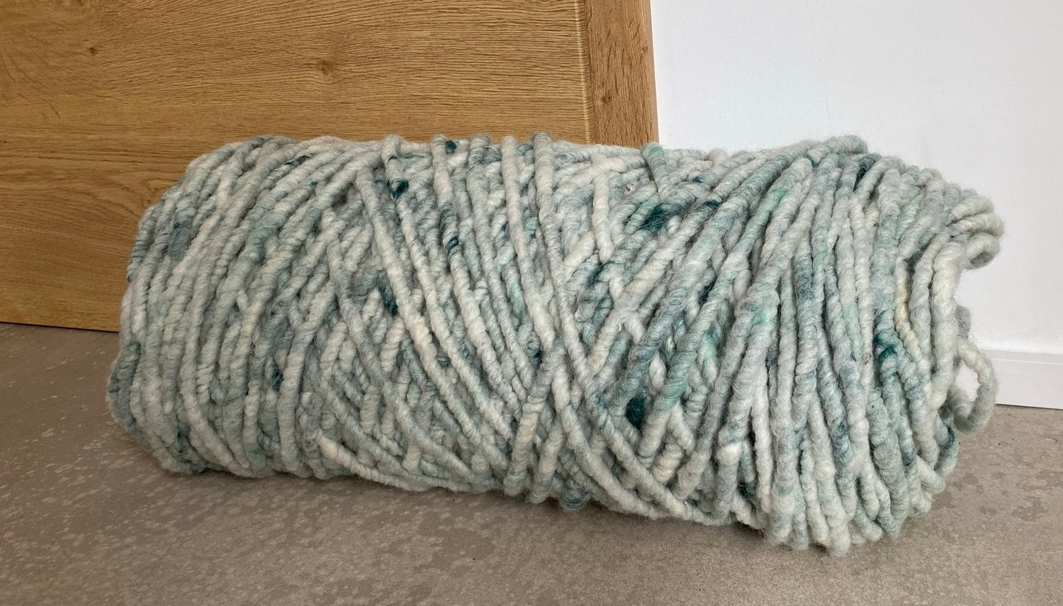 Grün-weiß meliert, dünn, ungefilzt  0,5kg Spule