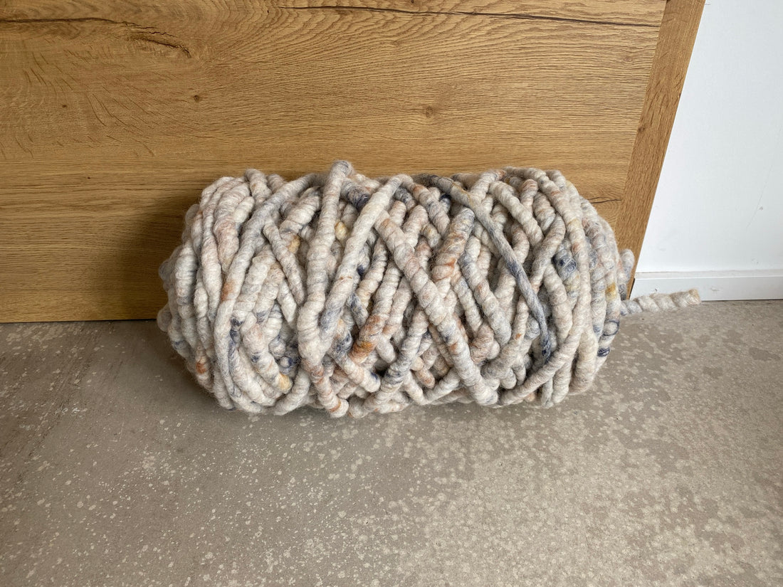 Naturweiß mit Nussbraun u. Anthrazit, dick, gefilzt