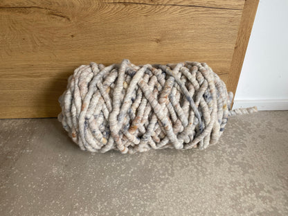 Naturweiß mit Nussbraun u. Anthrazit, dick, gefilzt