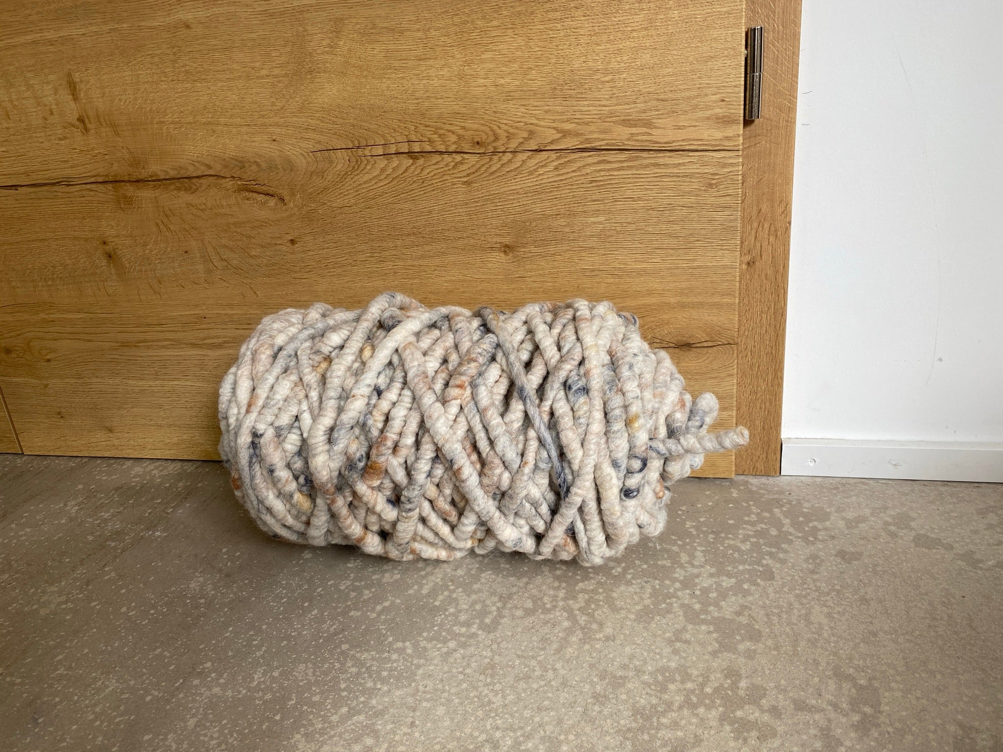 Naturweiß mit Nussbraun u. Anthrazit, dick, gefilzt