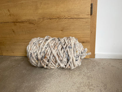 Naturweiß mit Nussbraun u. Anthrazit, dick, gefilzt