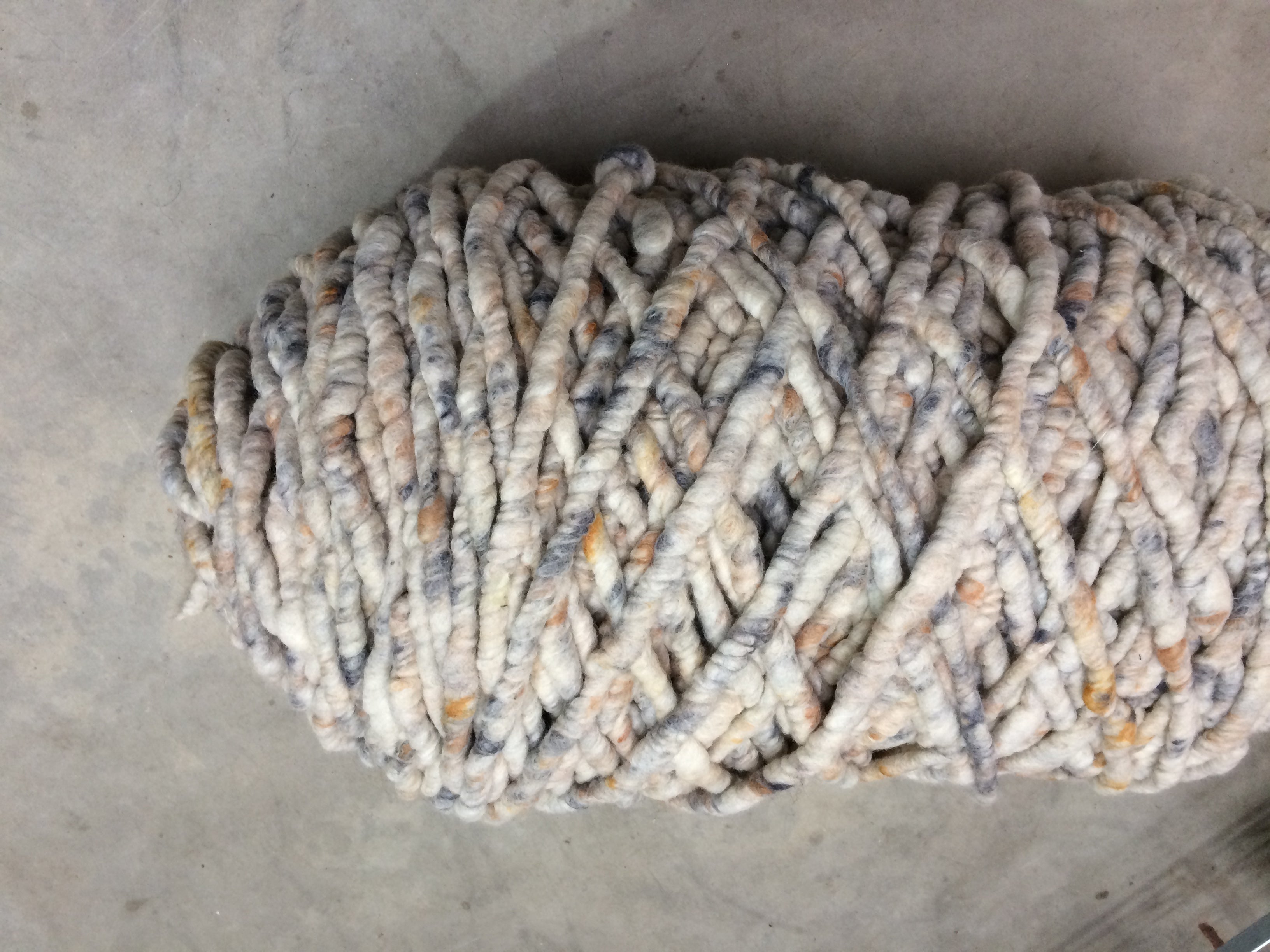 Naturweiß mit Nussbraun u. Anthrazit - dick und gefilzt