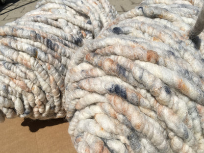 Naturweiß mit Nussbraun u. Anthrazit - dick und gefilzt