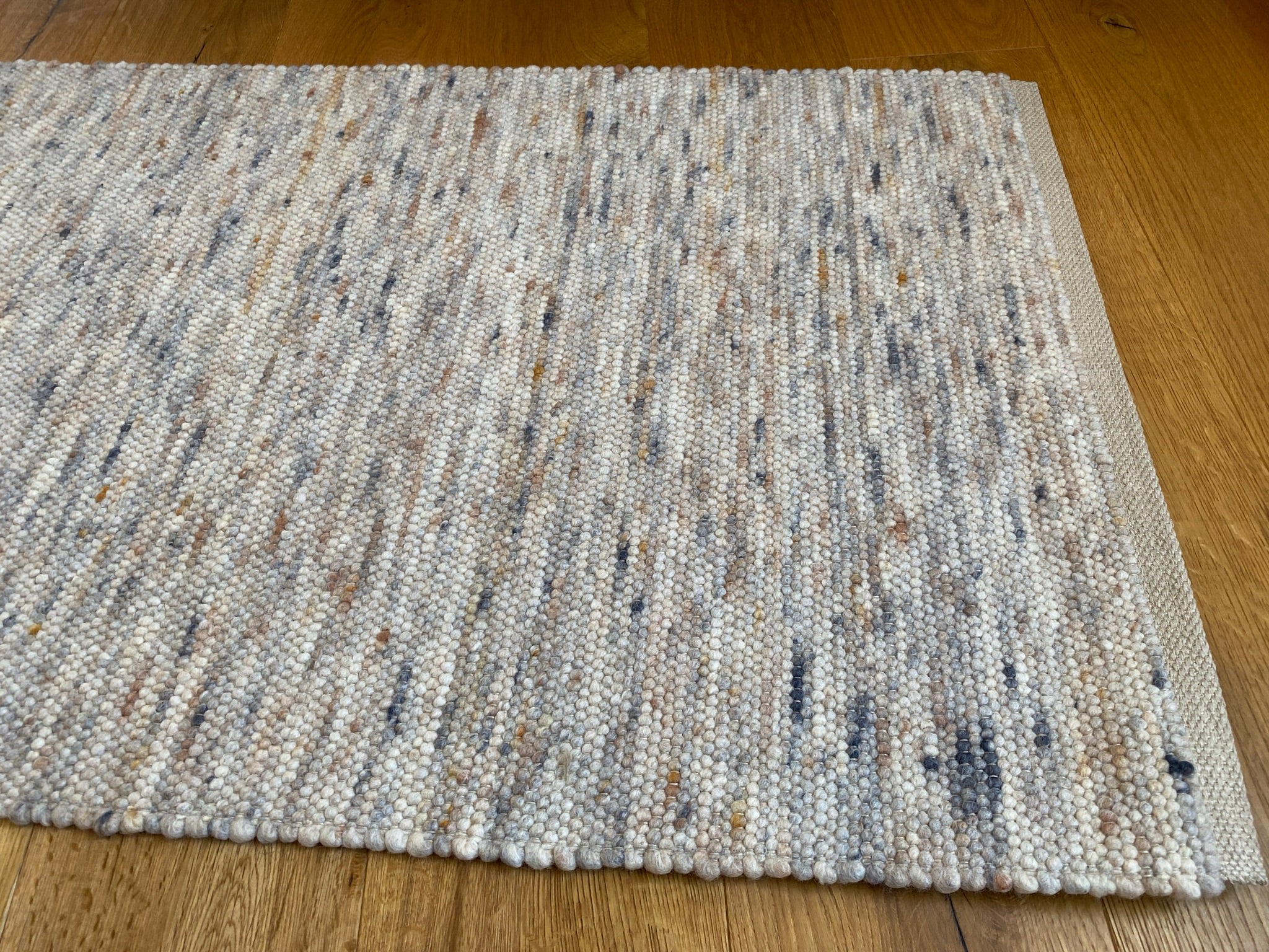 Naturweiß mit Nussbraun u. Anthrazit, dick, gefilzt