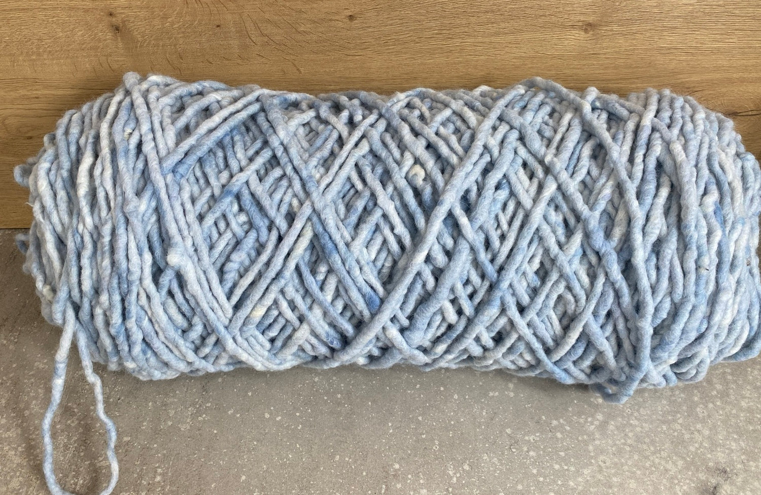 Himmelblau meliert, dünn, gefilzt