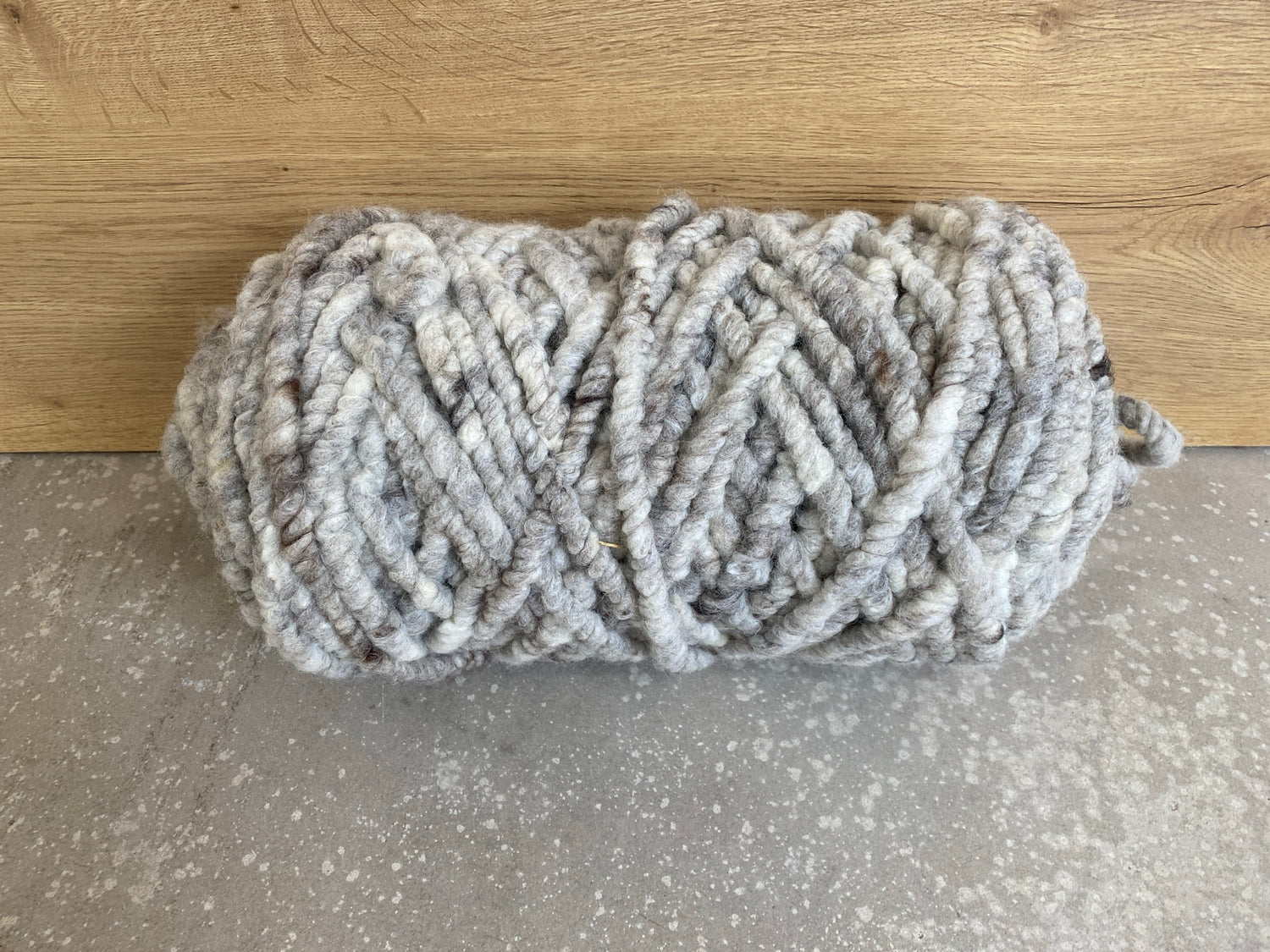 Grau-braun meliertes Garn, Mittel , ungefilzt