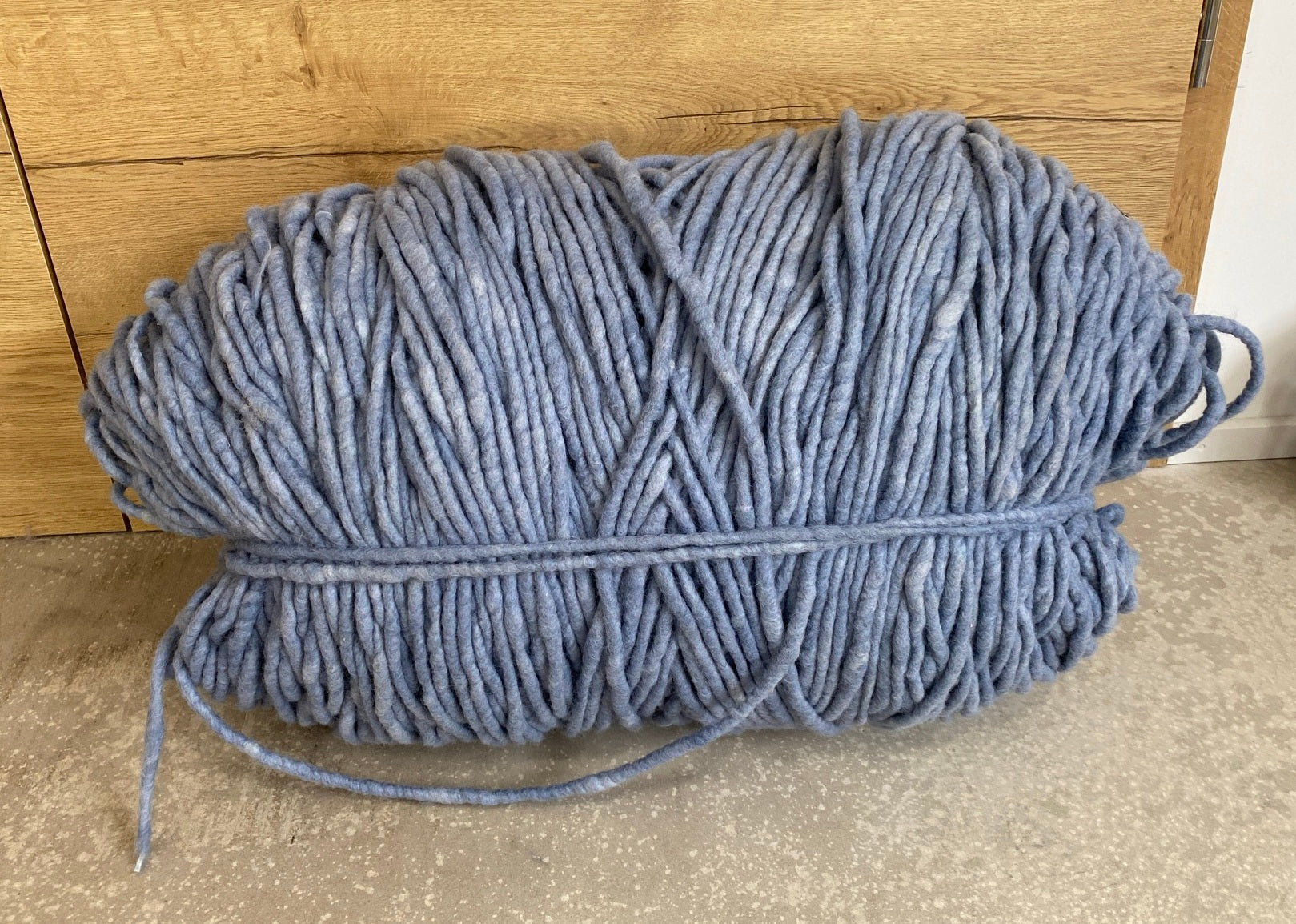 Rauchblau meliert, dünn, gefilzt   1 Spule 0,5 kg