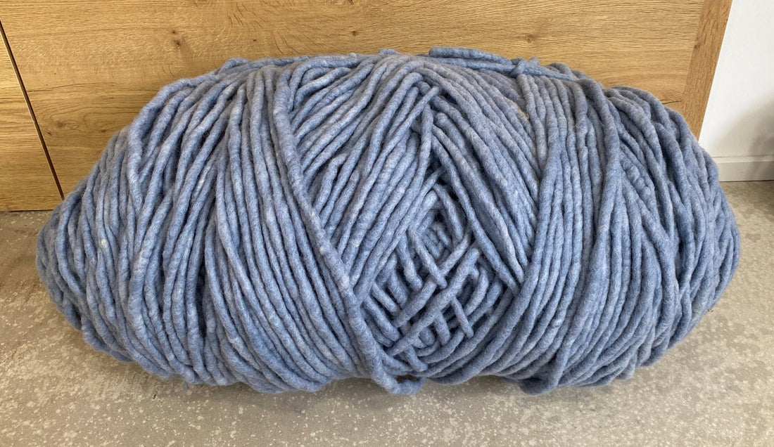 Rauchblau meliert, dünn, gefilzt   1 Spule 0,5 kg