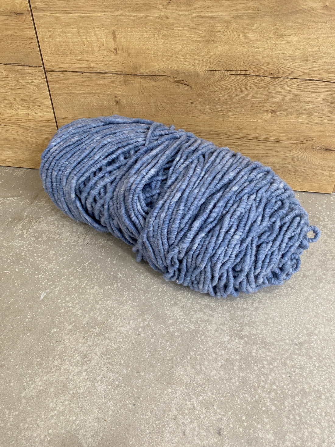 Rauchblau meliert, dünn, ungefilzt