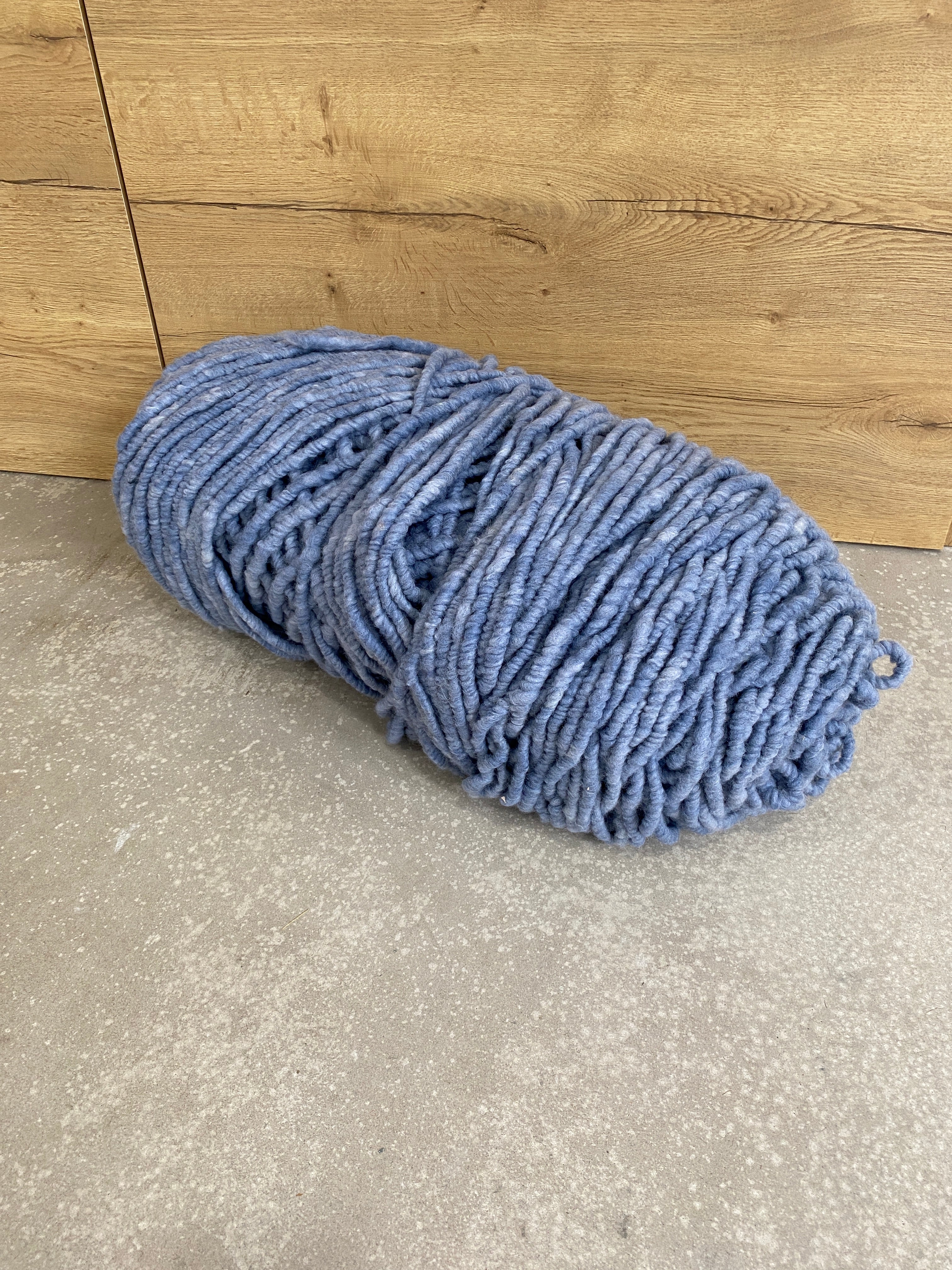 Rauchblau meliert, dünn, ungefilzt