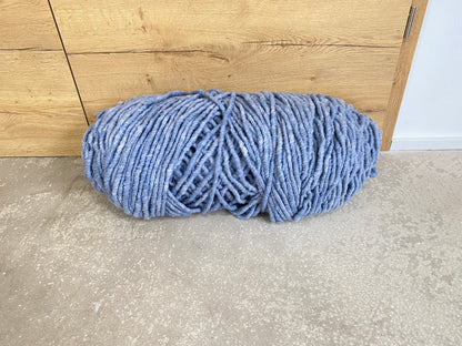 Rauchblau meliert, dünn, ungefilzt